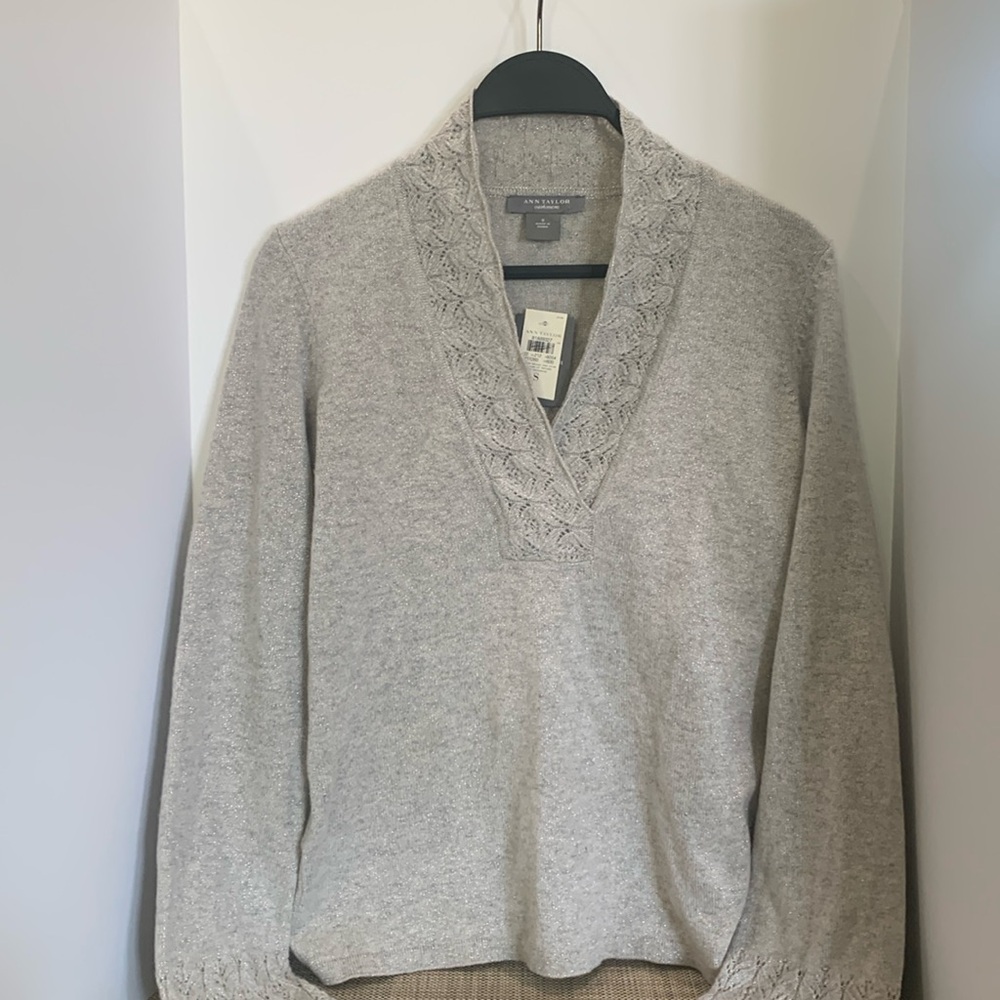 Ann Taylor NWT silver gray vneck cashmere sweater Small S